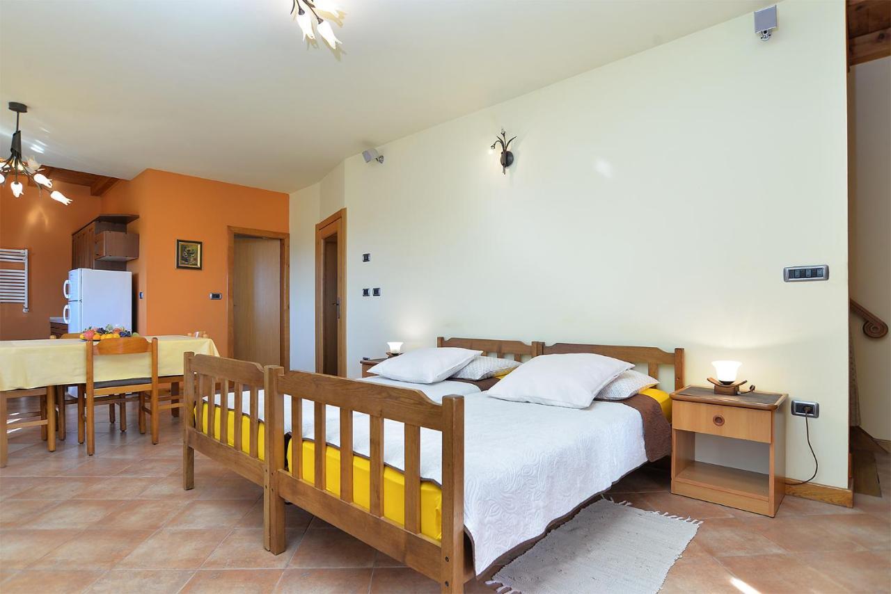 Apartments Ana 379 Ровин Екстериор снимка