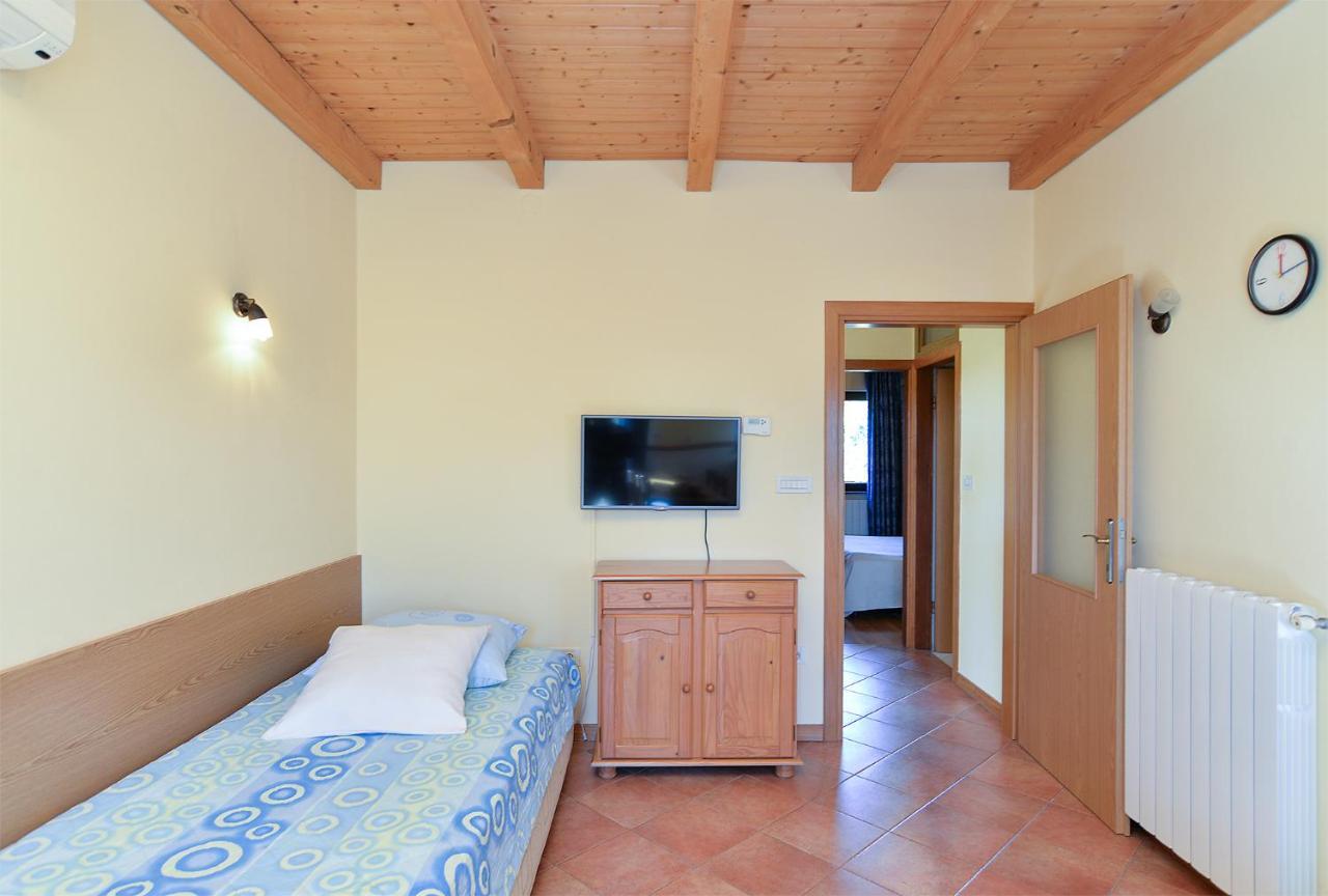 Apartments Ana 379 Ровин Екстериор снимка