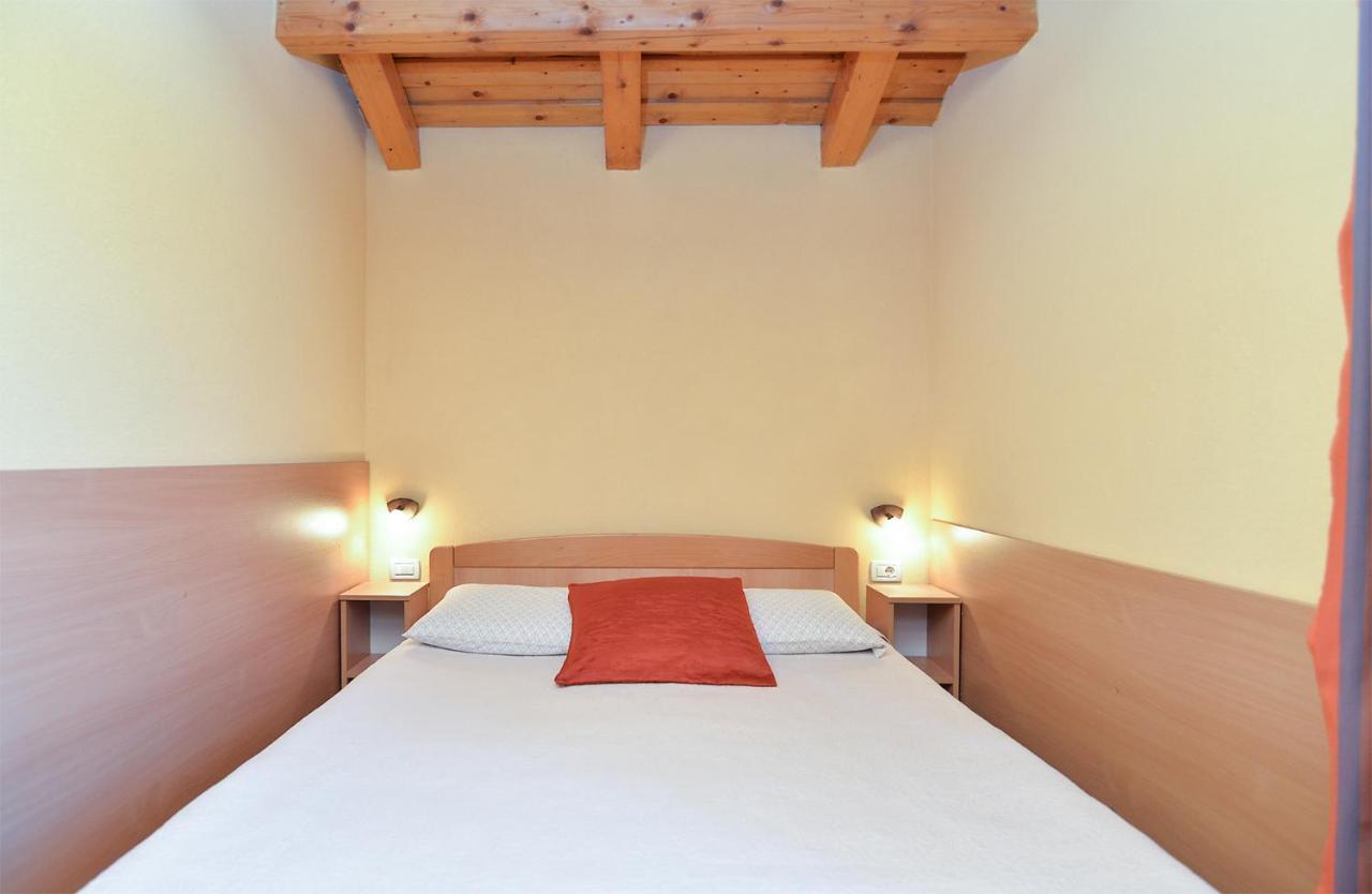 Apartments Ana 379 Ровин Екстериор снимка