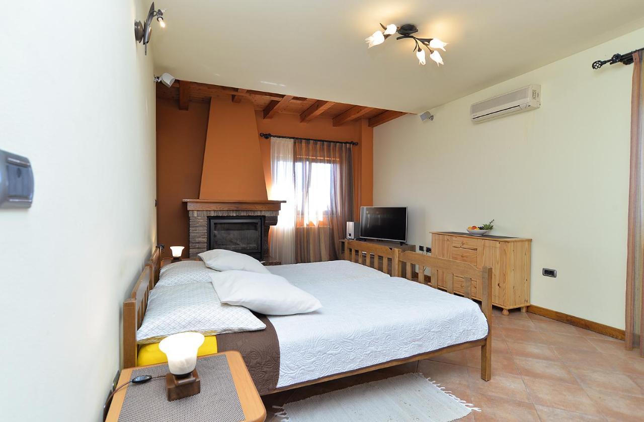 Apartments Ana 379 Ровин Екстериор снимка