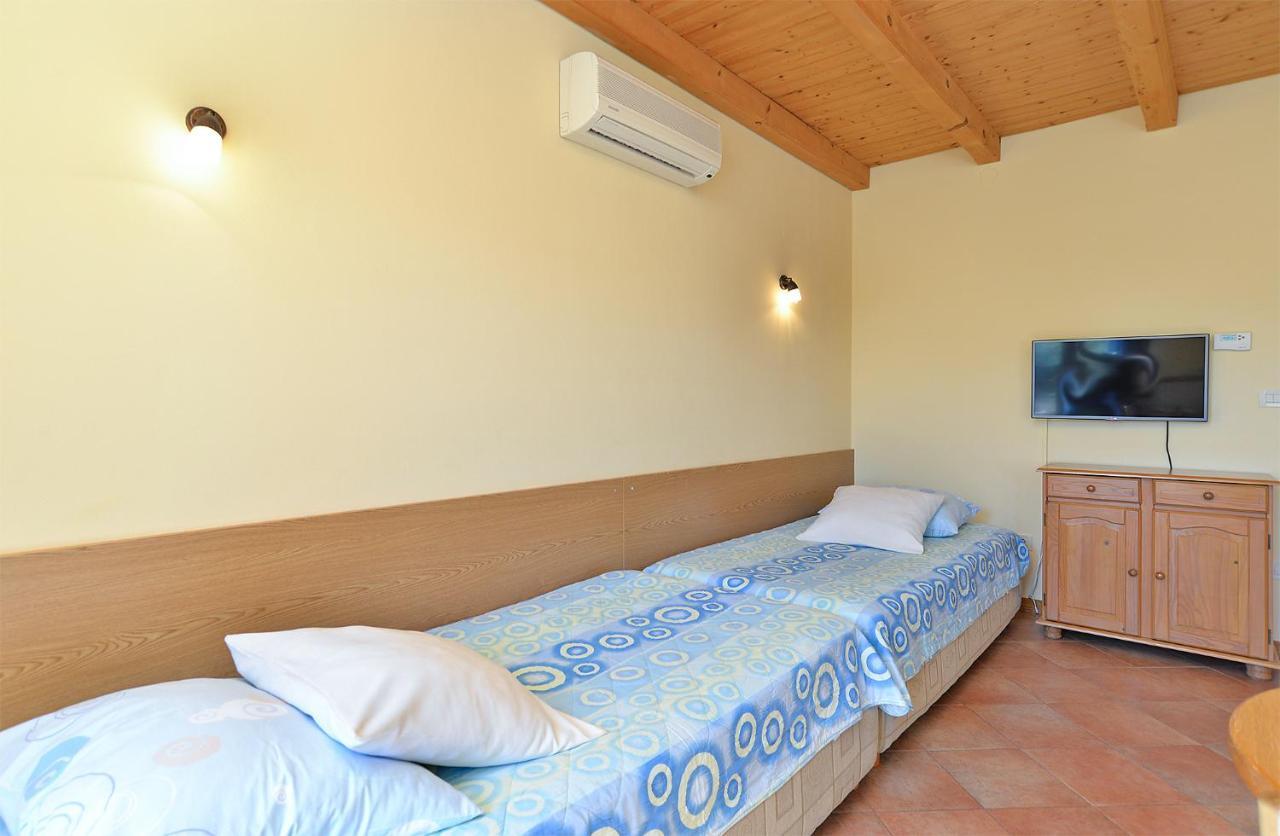 Apartments Ana 379 Ровин Екстериор снимка