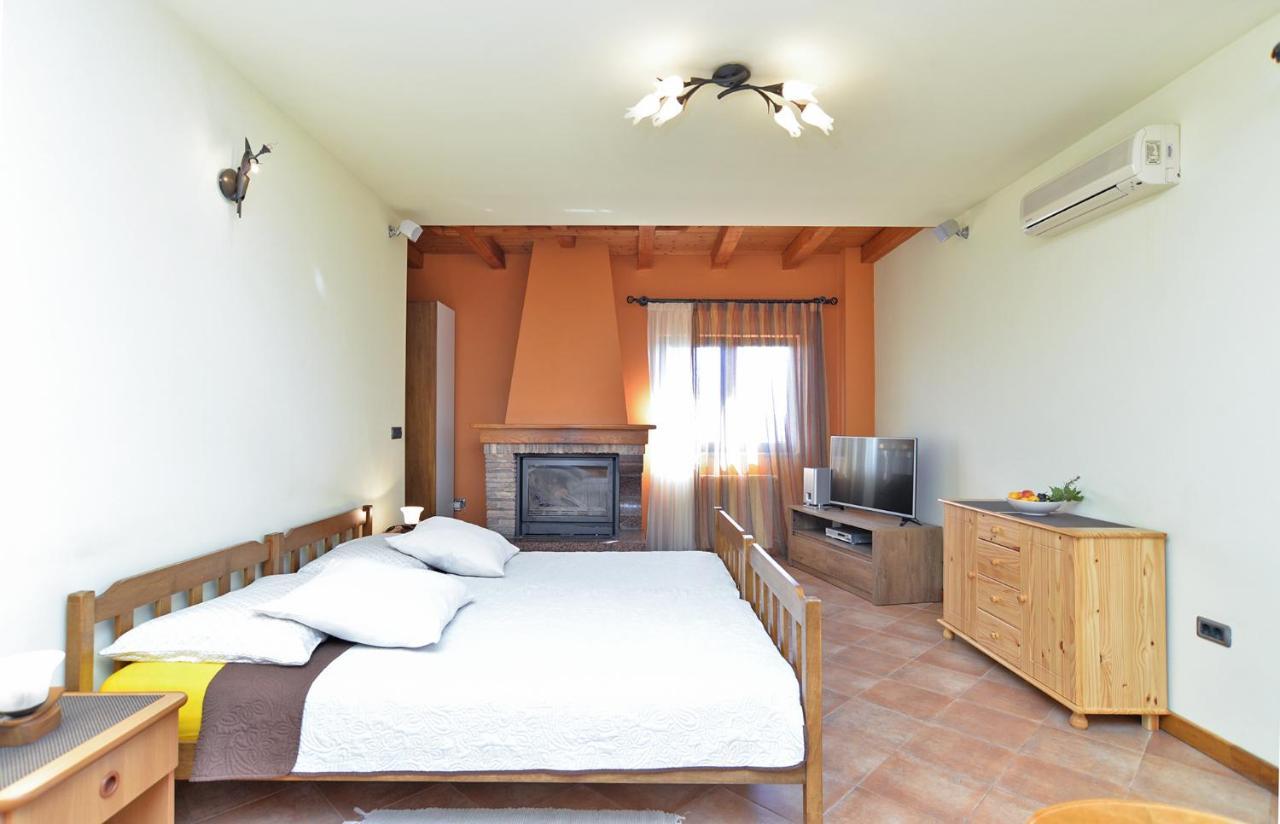 Apartments Ana 379 Ровин Екстериор снимка