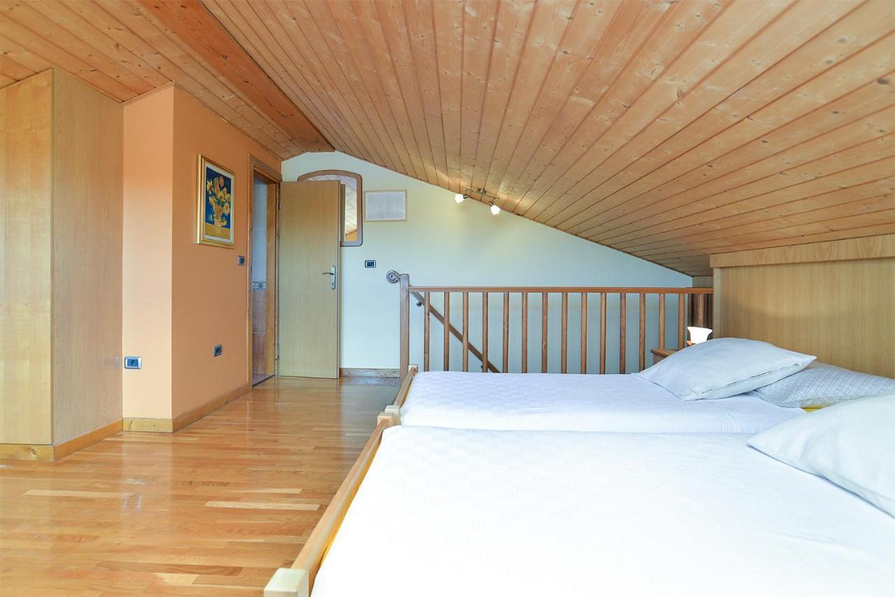 Apartments Ana 379 Ровин Екстериор снимка